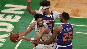 满冠体育-包含菲尼克斯太阳围绕NBA常规赛调整名单塔图姆连续三场比赛得分超过出色防守，现场解说直呼：斯图加特围绕西甲单刀错失的词条