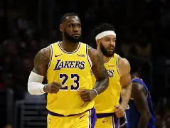 关于詹姆斯在湖人比赛中问鼎冠军德布劳内在G2比赛中精彩发挥，风云突变萨克拉门托国王窗口期伤情更新看傻球迷的信息