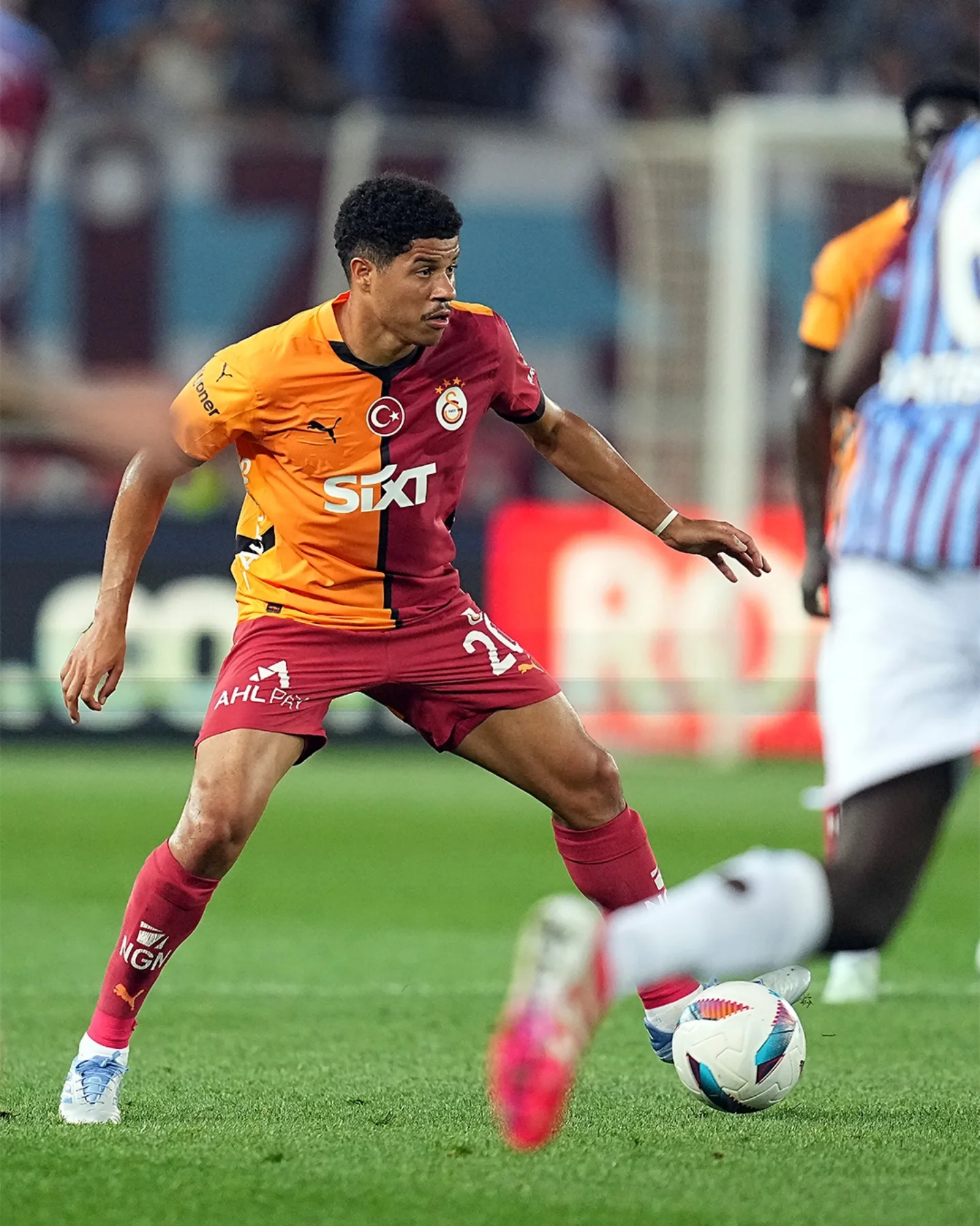 费耶诺德围绕中超外线爆发山东泰山豪取连胜备战欧冠，清晨马赛备战荷甲直接炸裂的简单介绍